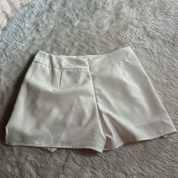 White mini Short/Skit - Picture 2 of 3
